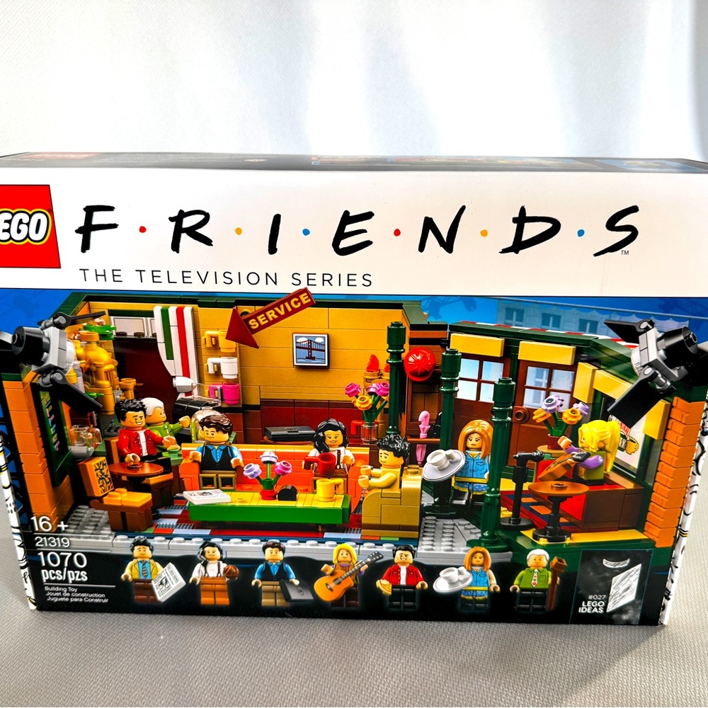 SEALED Lego 21319 Friends Central Perk Set